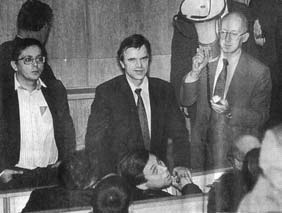 Иллюстрация к книге — Приватизация по Чубайсу. Ваучерная афера. Расстрел парламента [i_008.jpg]