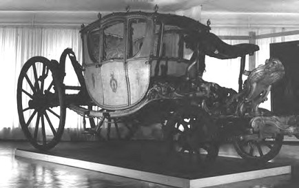 Иллюстрация к книге — Жизнь русского обывателя. На шумных улицах градских [pic_80.jpg]