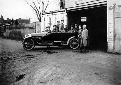 Иллюстрация к книге — Жизнь русского обывателя. На шумных улицах градских [pic_90.jpg]