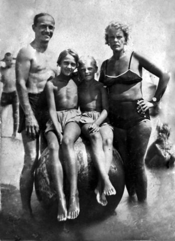 Иллюстрация к книге — Неизвестный Лангемак. Конструктор "катюш" [i_053.jpg]