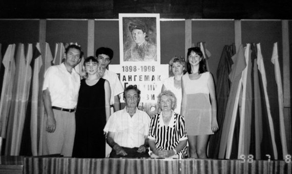 Иллюстрация к книге — Неизвестный Лангемак. Конструктор "катюш" [i_119.jpg]