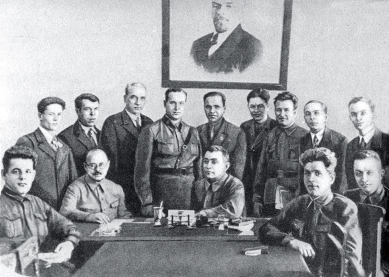 Иллюстрация к книге — Все для фронта? Как на самом деле ковалась победа [i_008.jpg]