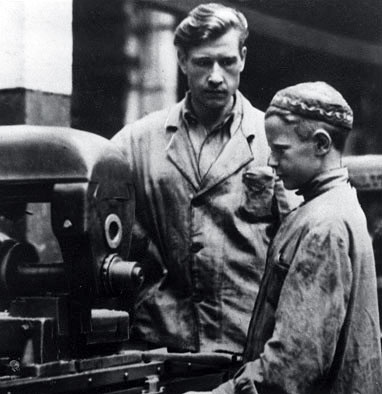 Иллюстрация к книге — Все для фронта? Как на самом деле ковалась победа [i_079.jpg]