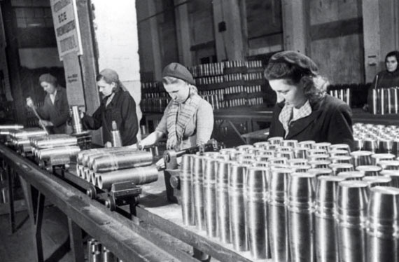 Иллюстрация к книге — Все для фронта? Как на самом деле ковалась победа [i_083.jpg]