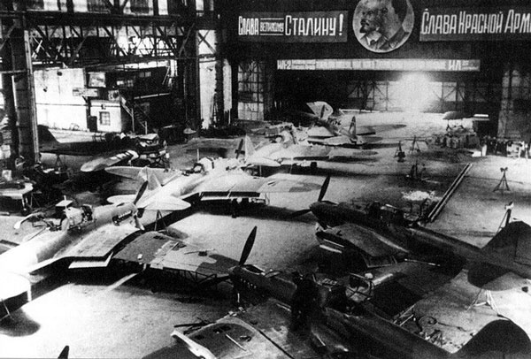 Иллюстрация к книге — "Лаптежник" против "черной смерти". Обзор развития и действий немецкой и советской штурмовой авиации в ходе Второй мировой войны [i_023.jpg]