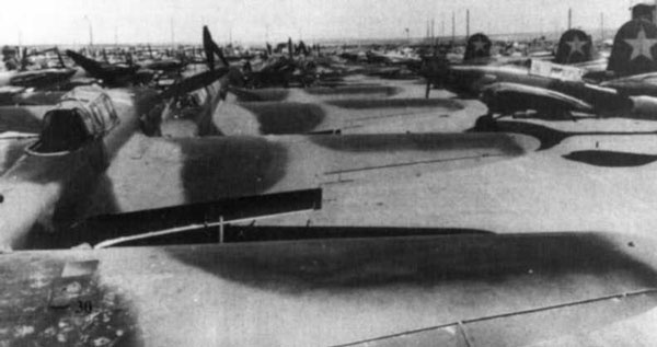 Иллюстрация к книге — "Лаптежник" против "черной смерти". Обзор развития и действий немецкой и советской штурмовой авиации в ходе Второй мировой войны [i_027.jpg]