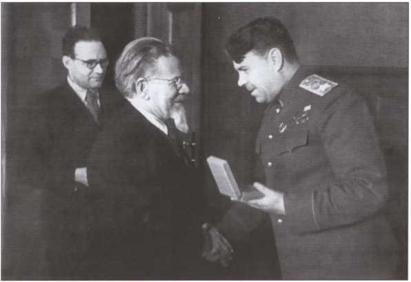 Иллюстрация к книге — Василевский [i_018.jpg]