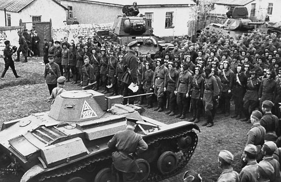 Иллюстрация к книге — Мы сгорали заживо. Смертники Великой Отечественной [i_043.jpg]