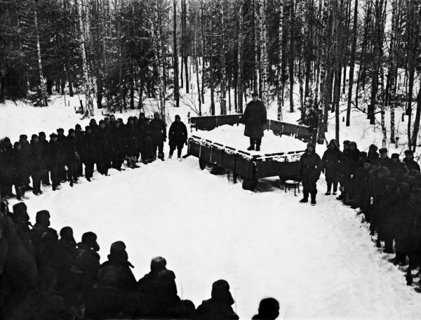 Иллюстрация к книге — Мы сгорали заживо. Смертники Великой Отечественной [i_303.jpg]