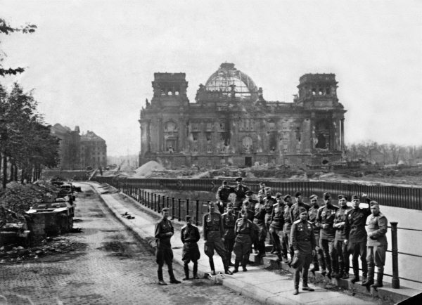 Иллюстрация к книге — Мы сгорали заживо. Смертники Великой Отечественной [i_317.jpg]