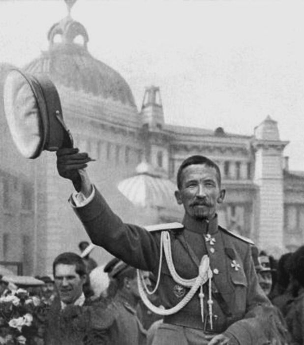 Иллюстрация к книге — Три цвета знамени. Генералы и комиссары. 1914-1921 [_11.jpg]