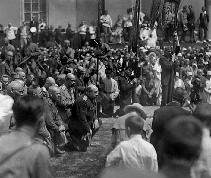 Иллюстрация к книге — Три цвета знамени. Генералы и комиссары. 1914-1921 [_13.jpg]