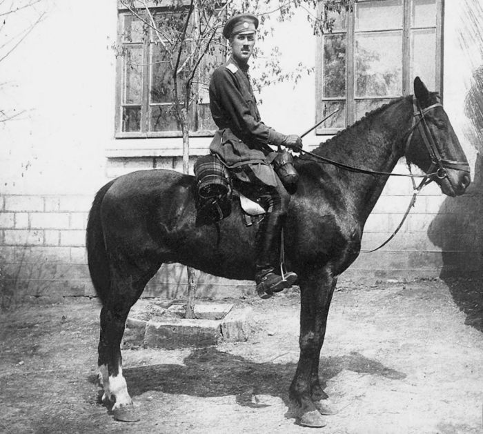 Иллюстрация к книге — Три цвета знамени. Генералы и комиссары. 1914-1921 [_16.jpg]