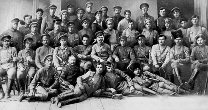 Иллюстрация к книге — Три цвета знамени. Генералы и комиссары. 1914-1921 [_40.jpg]