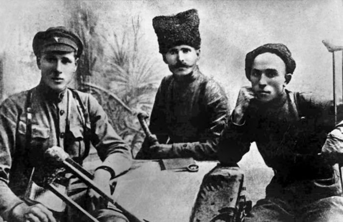 Иллюстрация к книге — Три цвета знамени. Генералы и комиссары. 1914-1921 [_41.jpg]