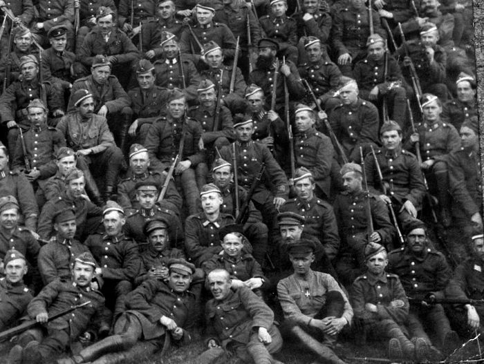 Иллюстрация к книге — Три цвета знамени. Генералы и комиссары. 1914-1921 [_47.jpg]