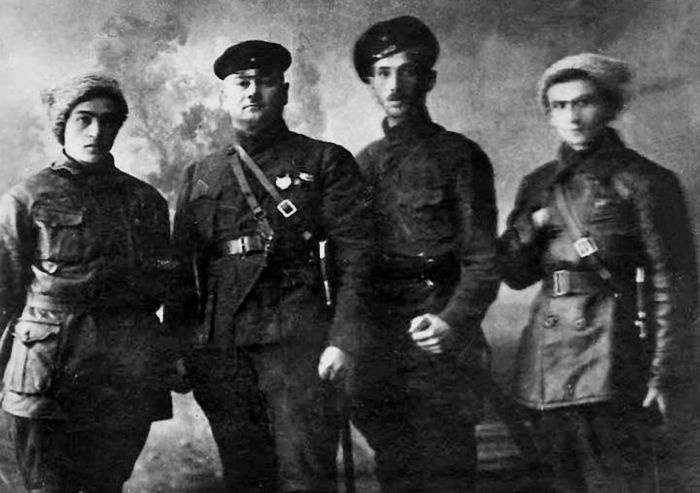 Иллюстрация к книге — Три цвета знамени. Генералы и комиссары. 1914-1921 [_49.jpg]