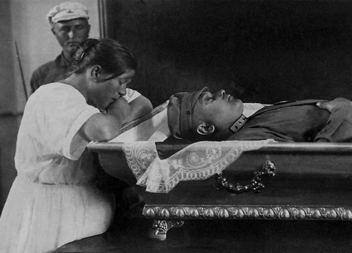 Иллюстрация к книге — Три цвета знамени. Генералы и комиссары. 1914-1921 [_51.jpg]