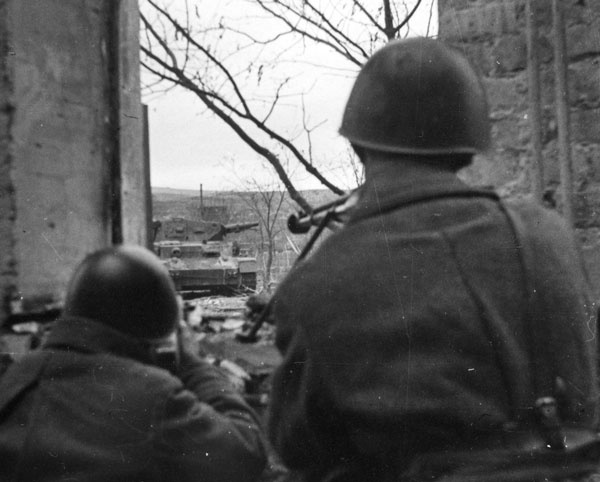 Иллюстрация к книге — Сталинградское побоище. «За Волгой для нас земли нет!» [i_137.jpg]