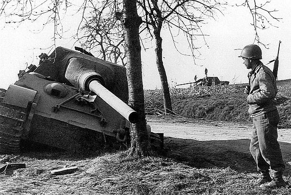 Иллюстрация к книге — «ЯгдТИГР» и другие истребители танков [_49.jpg]