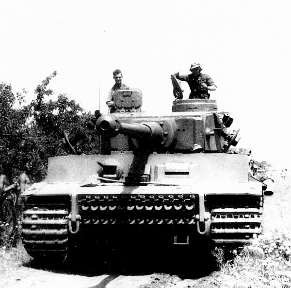 Иллюстрация к книге — Тяжелый танк «Тигр». Смертельное оружие Рейха [i_073.jpg]