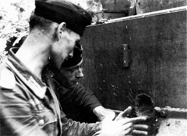 Иллюстрация к книге — Тяжелый танк «Тигр». Смертельное оружие Рейха [i_117.jpg]