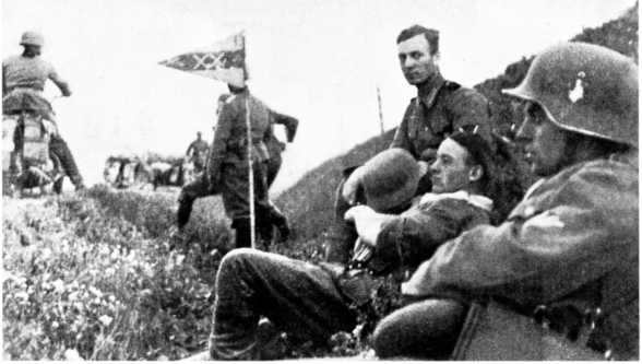 Иллюстрация к книге — Ленинградский "Блицкриг". На основе военных дневников высших офицеров вермахта генерал-фельдмаршала Вильгельма Риттера фон Лееба и генерал-полковника Франца Гальдера. 1941-1942 [i_008.jpg]