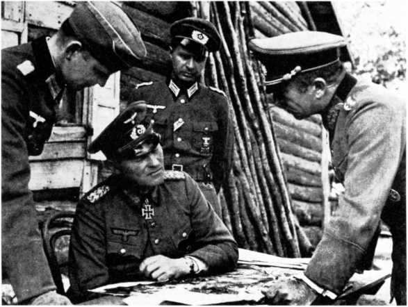 Иллюстрация к книге — Ленинградский "Блицкриг". На основе военных дневников высших офицеров вермахта генерал-фельдмаршала Вильгельма Риттера фон Лееба и генерал-полковника Франца Гальдера. 1941-1942 [i_010.jpg]