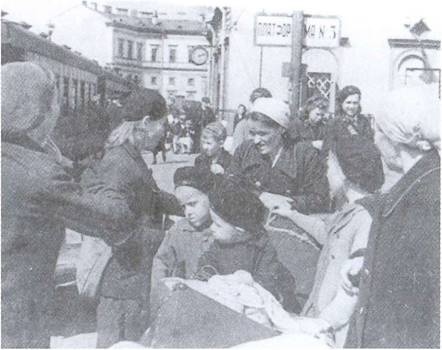 Иллюстрация к книге — По обе стороны блокадного кольца [i_025.jpg]