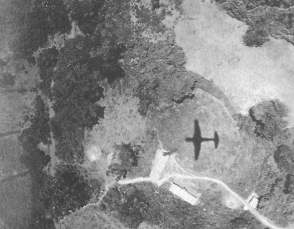 Иллюстрация к книге — Пикирующие бомбардировщики: История пикировщика. Пикировщики над джунглями [_14.jpg]