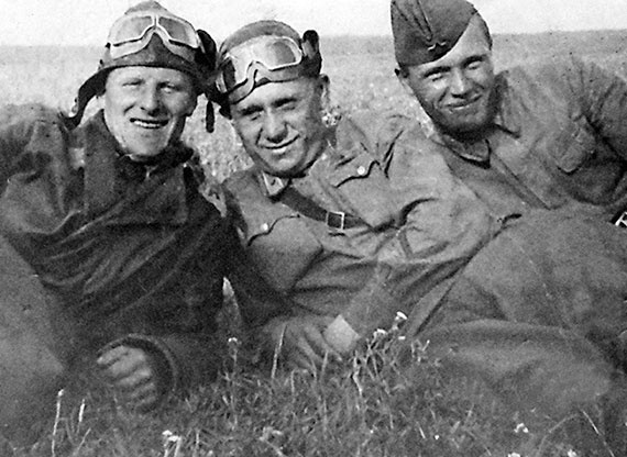 Иллюстрация к книге — На перехват! Летная книжка "сталинского сокола" [i_004.jpg]