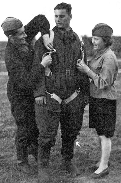 Иллюстрация к книге — На перехват! Летная книжка "сталинского сокола" [i_012.jpg]