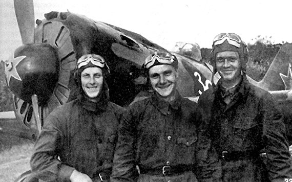 Иллюстрация к книге — На перехват! Летная книжка "сталинского сокола" [i_043.jpg]