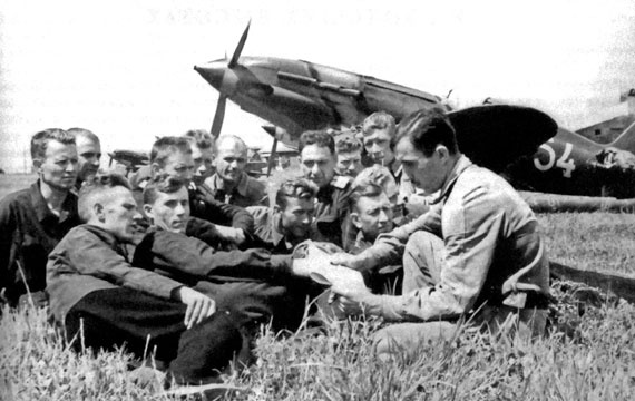 Иллюстрация к книге — На перехват! Летная книжка "сталинского сокола" [i_045.jpg]