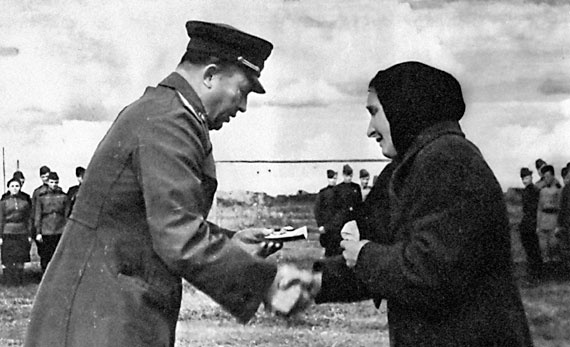 Иллюстрация к книге — На перехват! Летная книжка "сталинского сокола" [i_058.jpg]