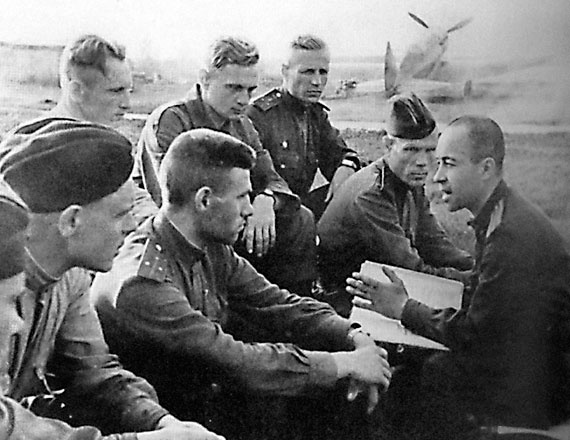 Иллюстрация к книге — На перехват! Летная книжка "сталинского сокола" [i_059.jpg]