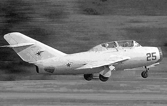 Иллюстрация к книге — На перехват! Летная книжка "сталинского сокола" [i_069.jpg]