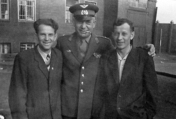 Иллюстрация к книге — На перехват! Летная книжка "сталинского сокола" [i_073.jpg]