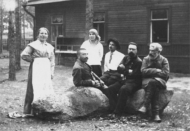 Иллюстрация к книге — Город и лес у моря [i_002.jpg]