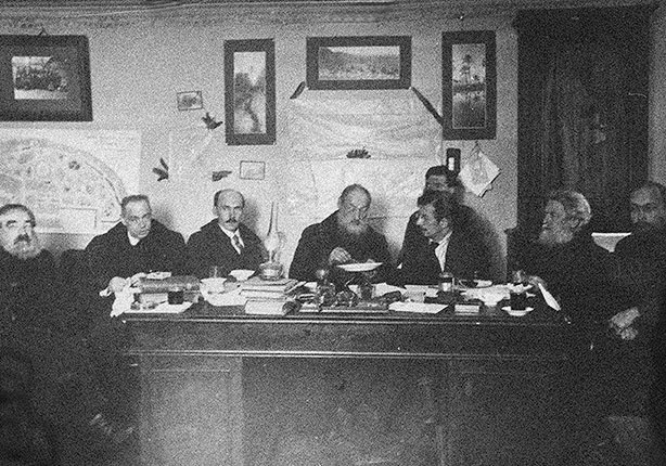 Иллюстрация к книге — Город и лес у моря [i_006.jpg]