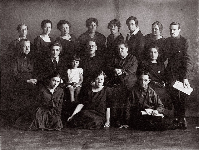 Иллюстрация к книге — Город и лес у моря [i_009.jpg]