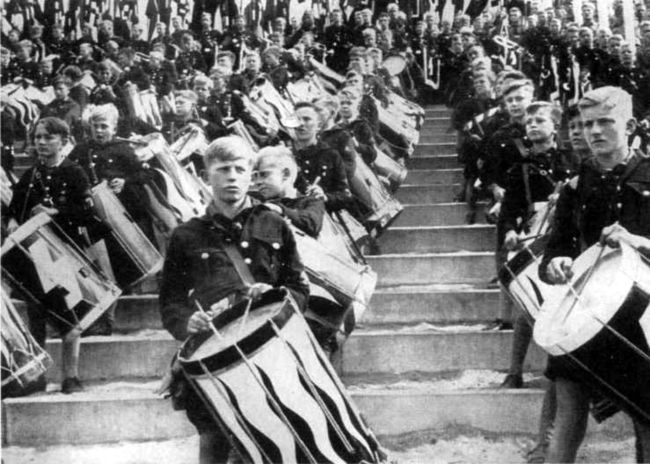 Иллюстрация к книге — Третий Рейх. Гитлер-югенд [i_025.jpg]