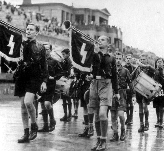 Иллюстрация к книге — Третий Рейх. Гитлер-югенд [i_026.jpg]