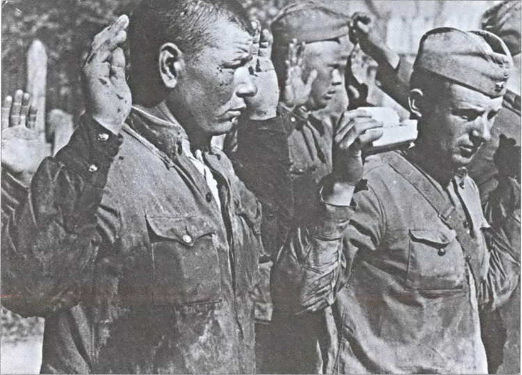 Иллюстрация к книге — Власов как "монумент предательству" [i_010.jpg]