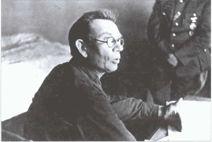 Иллюстрация к книге — Власов как "монумент предательству" [i_015.jpg]