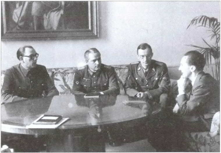 Иллюстрация к книге — Власов как "монумент предательству" [i_030.jpg]