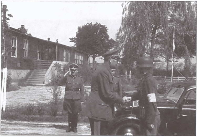 Иллюстрация к книге — Иуды в погонах [i_009.jpg]