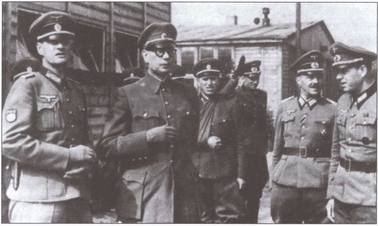 Иллюстрация к книге — Предатели и палачи [i_017.jpg]