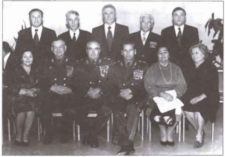 Иллюстрация к книге — Расстрелять перед строем [i_015.jpg]