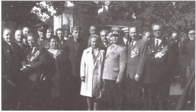 Иллюстрация к книге — Расстрелять перед строем [i_022.jpg]